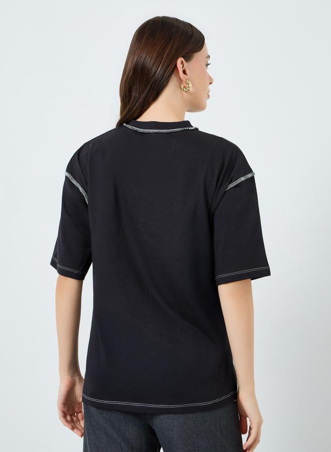 ستايلي تيشيرت بقصة واسعة بطبعة جرافيك وشعار - Image 5